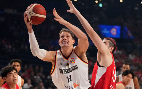 Reist mit jeder Menge Selbstvertrauen nach Manila: DBB-Forward Moritz Wagner (M). - Foto: Hiro Komae/AP/dpa Reist mit jeder Menge Selbstvertrauen nach Manila: DBB-Forward Moritz Wagner (M). - Foto: Hiro Komae/AP/dpa