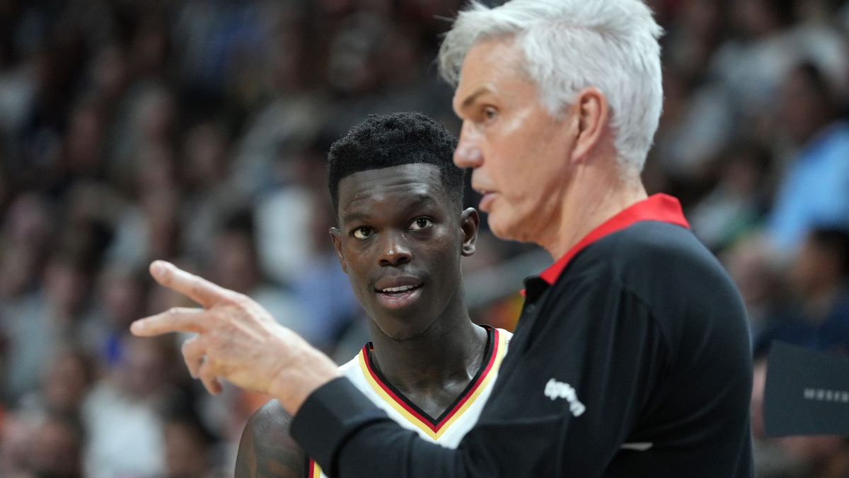 Haben Georgien vor der Brust: Gordon Herbert (r) und Kapitän Dennis Schröder. - Foto: Soeren Stache/dpa