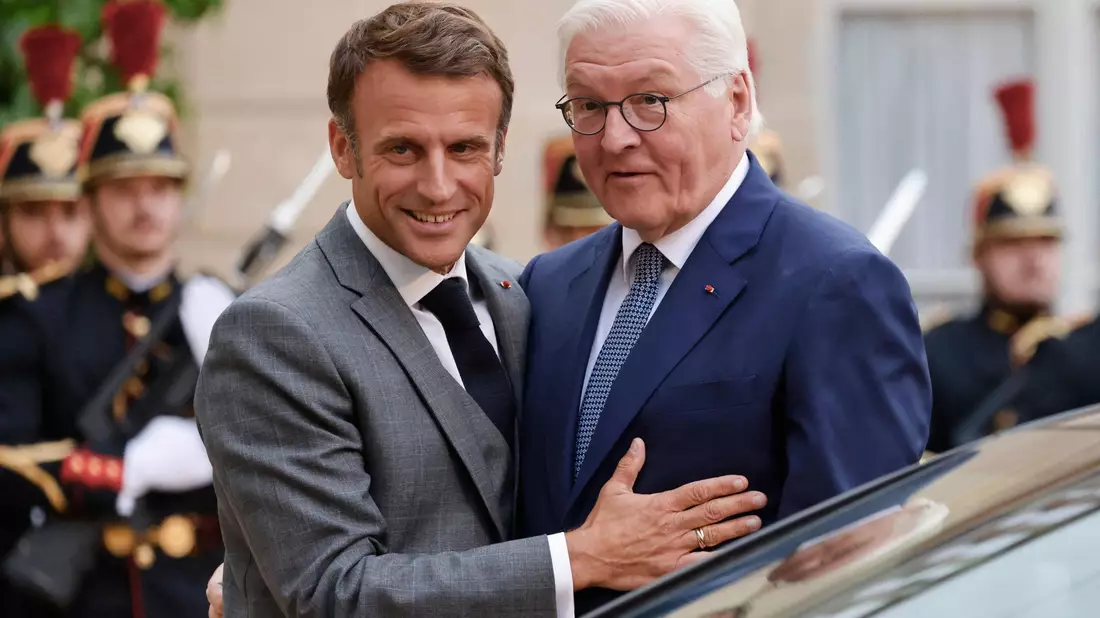 Emmanuel Macron begrüßt Frank-Walter Steinmeier. - Bild: Ludovic Marin/AFP/dpa