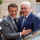 Emmanuel Macron begrüßt Frank-Walter Steinmeier. - Foto: Ludovic Marin/AFP/dpa