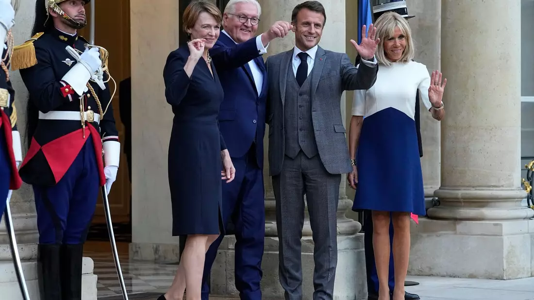 Emmanuel Macron und Brigitte Macron begrüßen Frank-Walter Steinmeier und Elke Büdenbender. - Bild: Michel Euler/AP/dpa