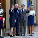 Emmanuel Macron und Brigitte Macron begrüßen Frank-Walter Steinmeier und Elke Büdenbender. - Foto: Michel Euler/AP/dpa