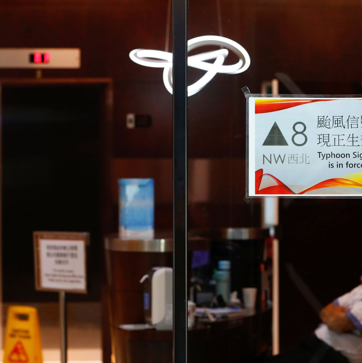 Ein Schild warnt in Hongkong die Öffentlichkeit vor dem Taifun «Saola». - Foto: Daniel Ceng/AP/dpa