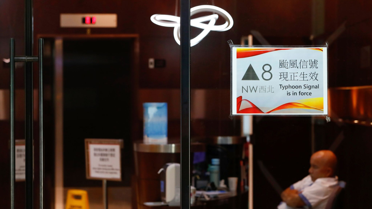 Ein Schild warnt in Hongkong die Öffentlichkeit vor dem Taifun «Saola». - Foto: Daniel Ceng/AP/dpa