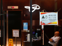 Ein Schild warnt in Hongkong die Öffentlichkeit vor dem Taifun «Saola». - Foto: Daniel Ceng/AP/dpa