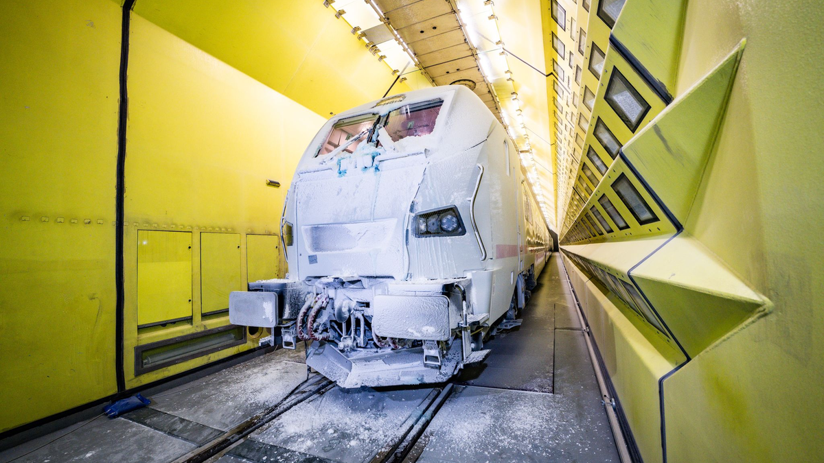 Eine Frostschicht bedeckt die Front einer ICE-L-Lokomotive im Klima-Wind-Kanal in Wien. - Foto: Tobias Holzer/Deutsche Bahn AG/dpa