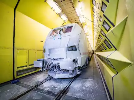 Eine Frostschicht bedeckt die Front einer ICE-L-Lokomotive im Klima-Wind-Kanal in Wien. - Foto: Tobias Holzer/Deutsche Bahn AG/dpa