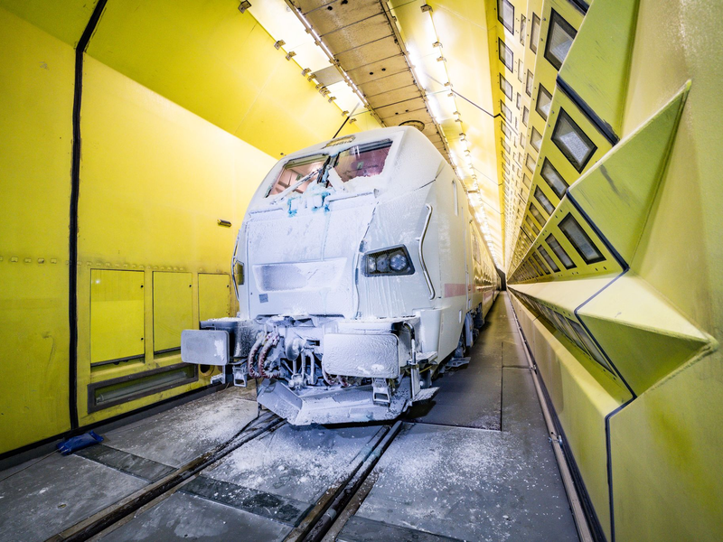 Eine Frostschicht bedeckt die Front einer ICE-L-Lokomotive im Klima-Wind-Kanal in Wien. - Foto: Tobias Holzer/Deutsche Bahn AG/dpa