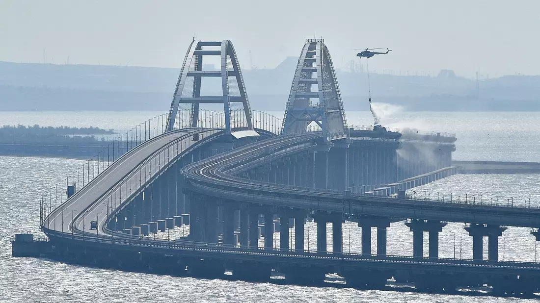 Die Krimbrücke wurde während des Ukraine-Krieges immer wieder ein Ziel von Angriffen, wie hier im Oktober 2022. - Bild: Uncredited/AP/dpa/Archiv