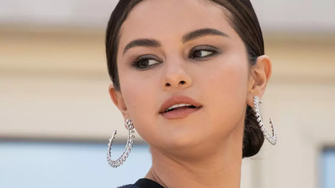 Selena Gomez trägt aktuell einen Gipsverband. - Bild: Vianney Le Caer/Invision/AP/dpa