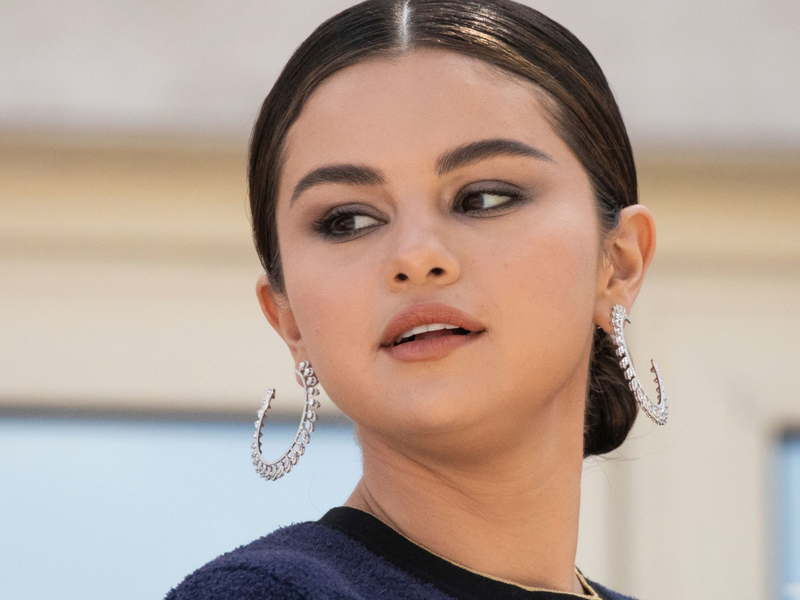 Selena Gomez trägt aktuell einen Gipsverband. - Foto: Vianney Le Caer/Invision/AP/dpa