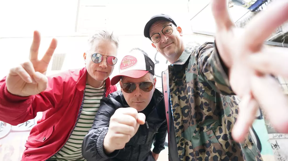 Das Hip-Hop-Trio Fettes Brot gibt auf der Hamburger Trabrennbahn Bahrenfeld zwei Abschiedskonzerte. - Bild: Marcus Brandt/dpa