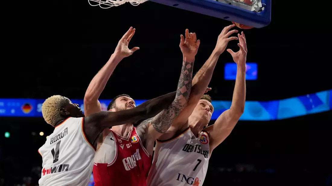 Isaac Bonga (l) und Johannes Voigtmann (M) feierten mit dem DBB-Team den nächsten Sieg. - Bild: Hiro Komae/AP/dpa