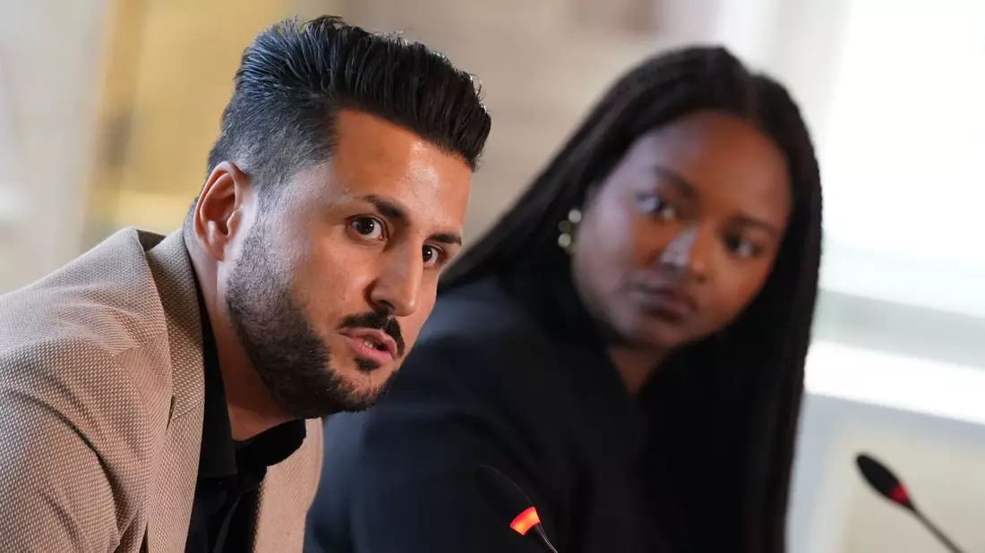 Ibrahim Arslan (l) wird stellvertretend für den Verband VBRG von Pro Asyl mit dem Menschenrechtspreis ausgezeichnet. - Bild: Marcus Brandt/dpa/Archiv