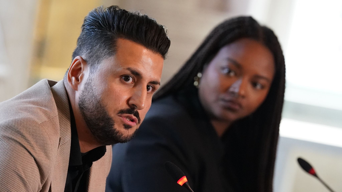 Ibrahim Arslan (l) wird stellvertretend für den Verband VBRG von Pro Asyl mit dem Menschenrechtspreis ausgezeichnet. - Foto: Marcus Brandt/dpa/Archiv