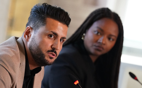 Ibrahim Arslan (l) wird stellvertretend für den Verband VBRG von Pro Asyl mit dem Menschenrechtspreis ausgezeichnet. - Foto: Marcus Brandt/dpa/Archiv