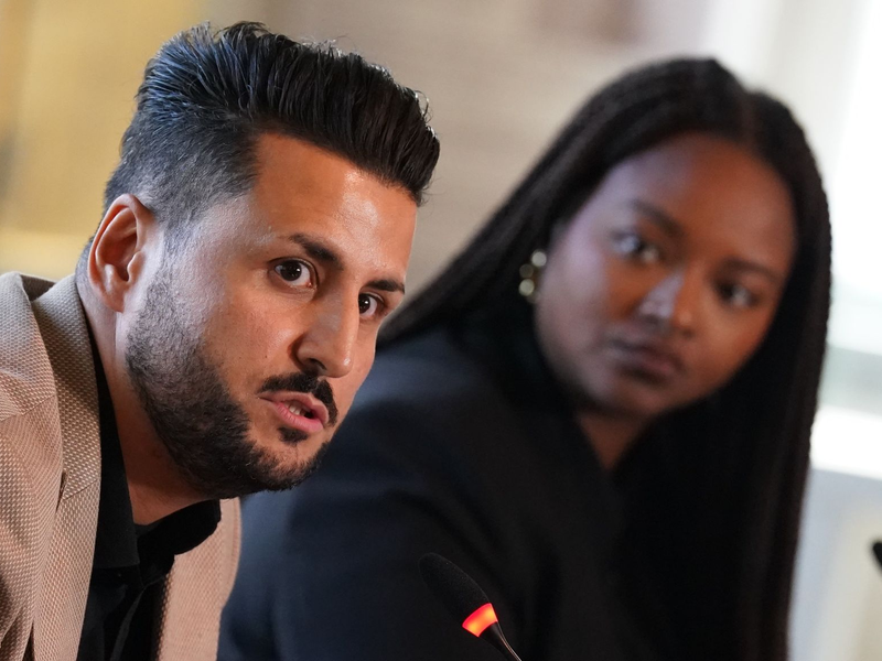 Ibrahim Arslan (l) wird stellvertretend für den Verband VBRG von Pro Asyl mit dem Menschenrechtspreis ausgezeichnet. - Foto: Marcus Brandt/dpa/Archiv