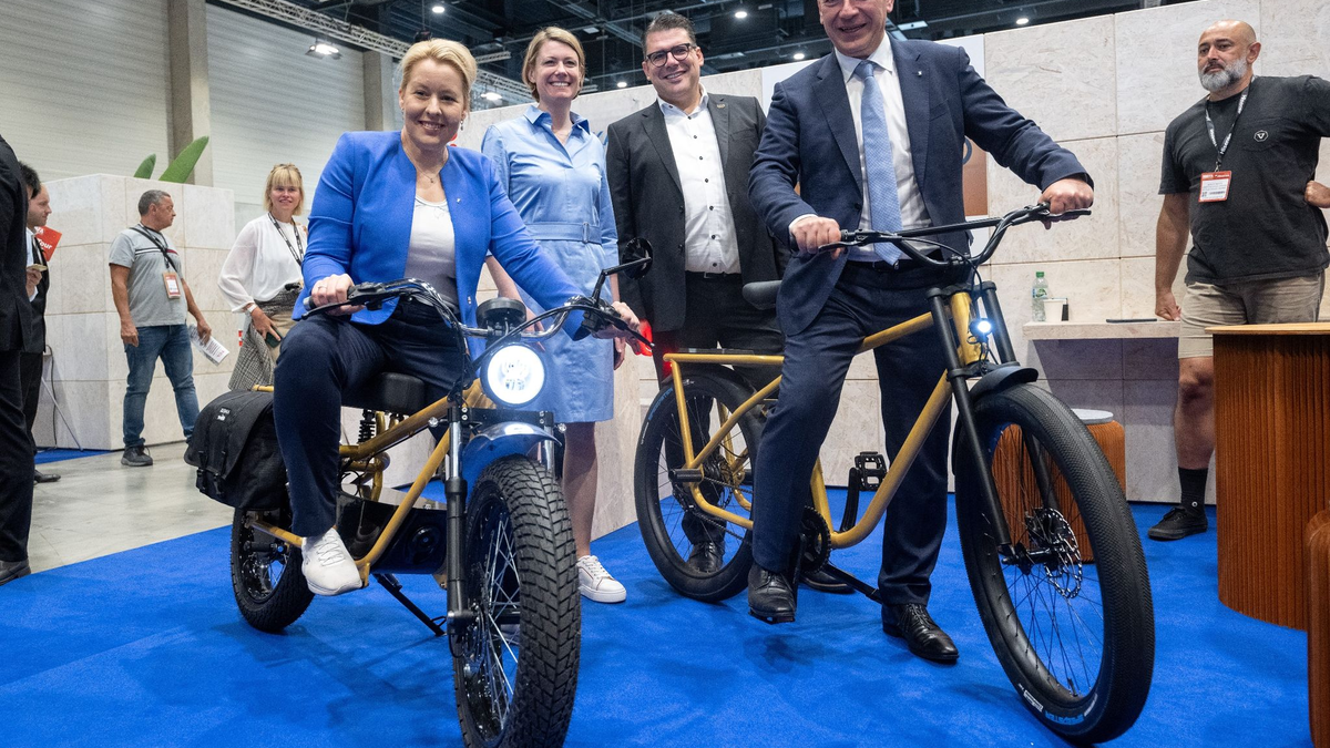 Berlins Wirtschaftssenatorin Franziska Giffey (l.) mit dem Regierenden Bürgermeister Kai Wegner (r.) auf der Internationalen Funkausstellung (IFA) in Berlin. - Foto: Sebastian Christoph Gollnow/dpa