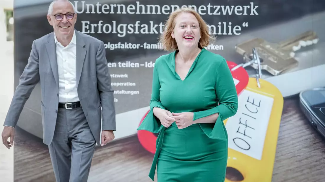 DIHK-Präsident Peter Adrian mit Familienministerin Lisa Paus beim Unternehmenstag «Erfolgsfaktor Familie» in Berlin. - Bild: Kay Nietfeld/dpa