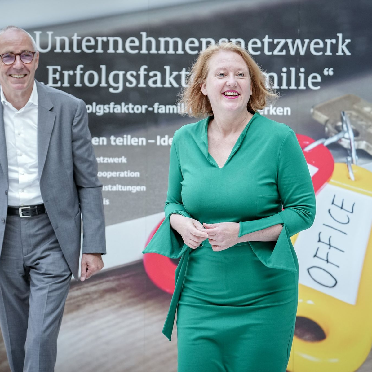 DIHK-Präsident Peter Adrian mit Familienministerin Lisa Paus beim Unternehmenstag «Erfolgsfaktor Familie» in Berlin. - Foto: Kay Nietfeld/dpa