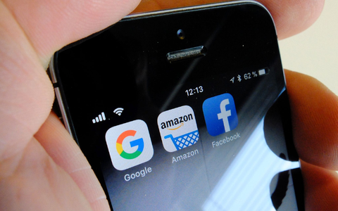 Logos für Apps der US-Internetkonzerne Google , Amazon und Facebook auf einem iPhone. - Foto: Stefan Jaitner/dpa
