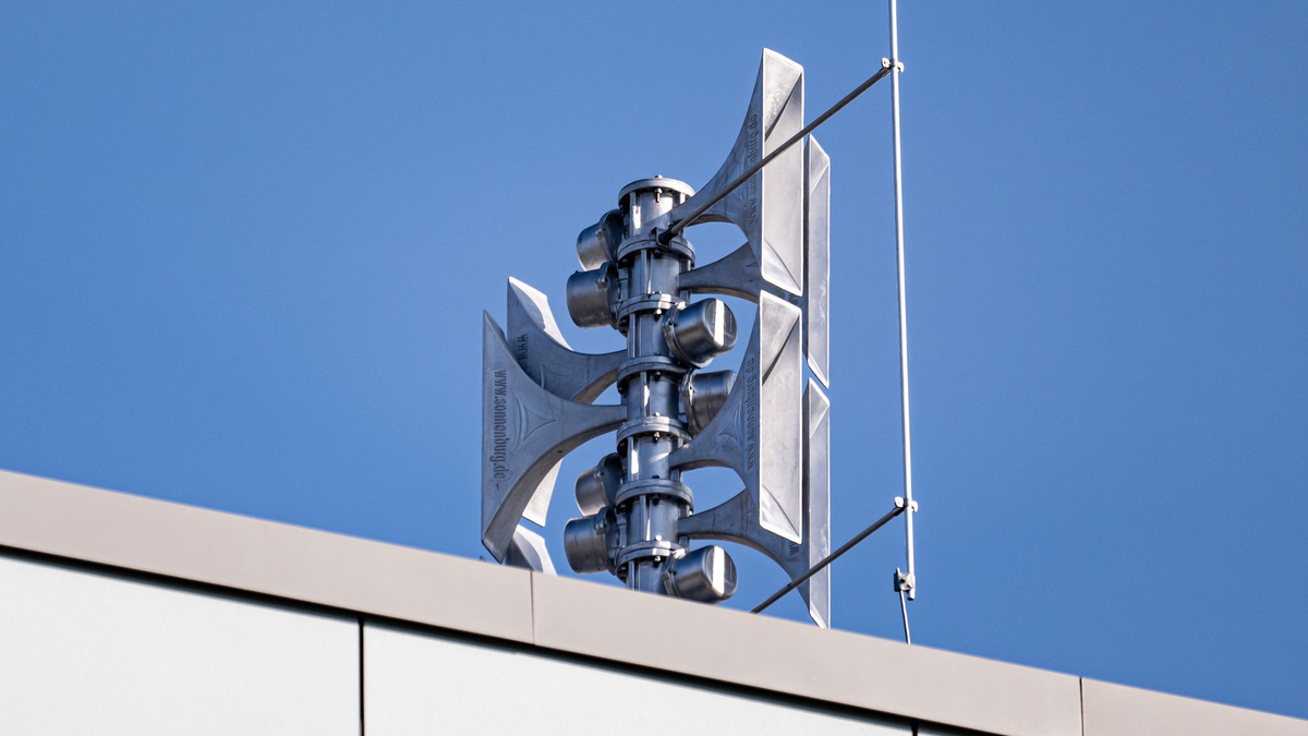 Eine Warnsirene ist auf einer Berliner Schule montiert. Der bundesweite Warntag findet am 14. September statt. - Foto: Fabian Sommer/dpa