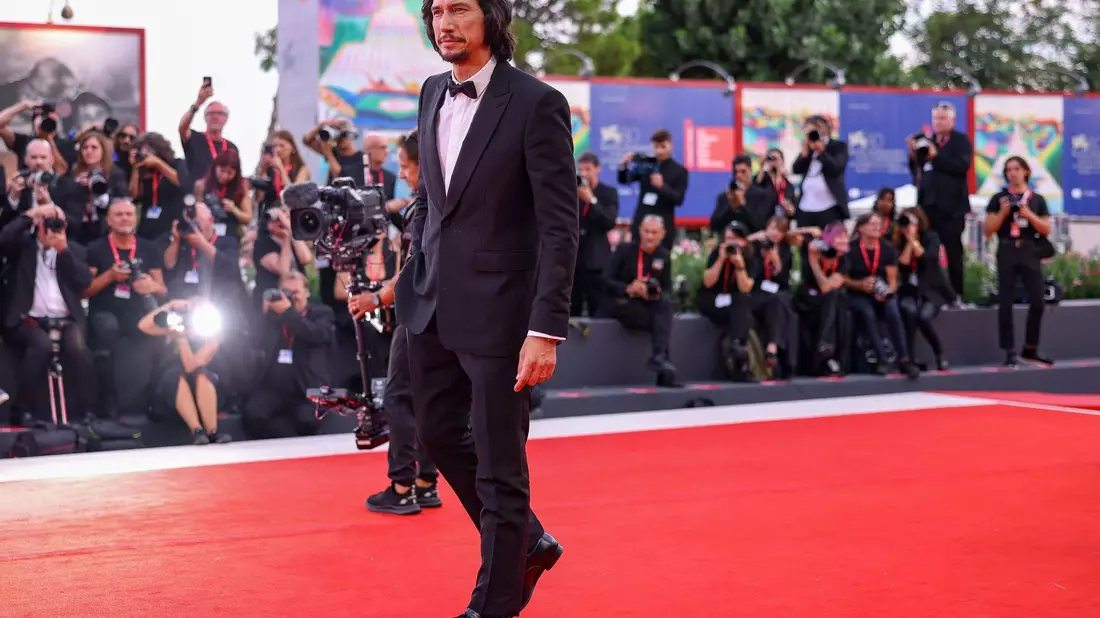Adam Driver spielt den legendären Auto-Mogul Enzo Ferrari. - Bild: Vianney Le Caer/Invision/AP/dpa