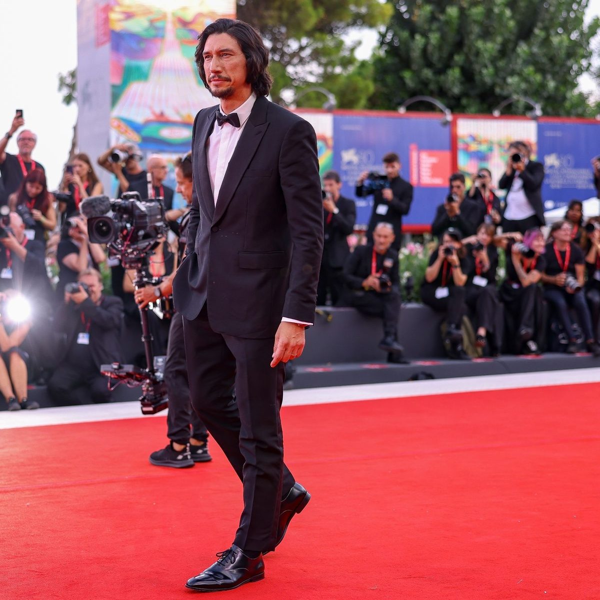 Adam Driver spielt den legendären Auto-Mogul Enzo Ferrari. - Foto: Vianney Le Caer/Invision/AP/dpa