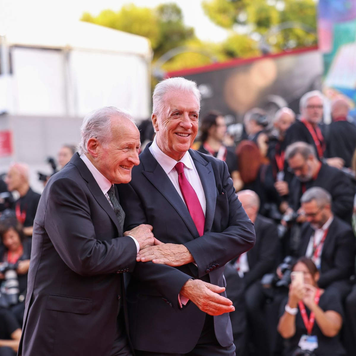 Regisseur Michael Mann (l) Enzo Ferraris Sohn Piero Ferrari zu Premiere. - Foto: Vianney Le Caer/Invision/AP/dpa