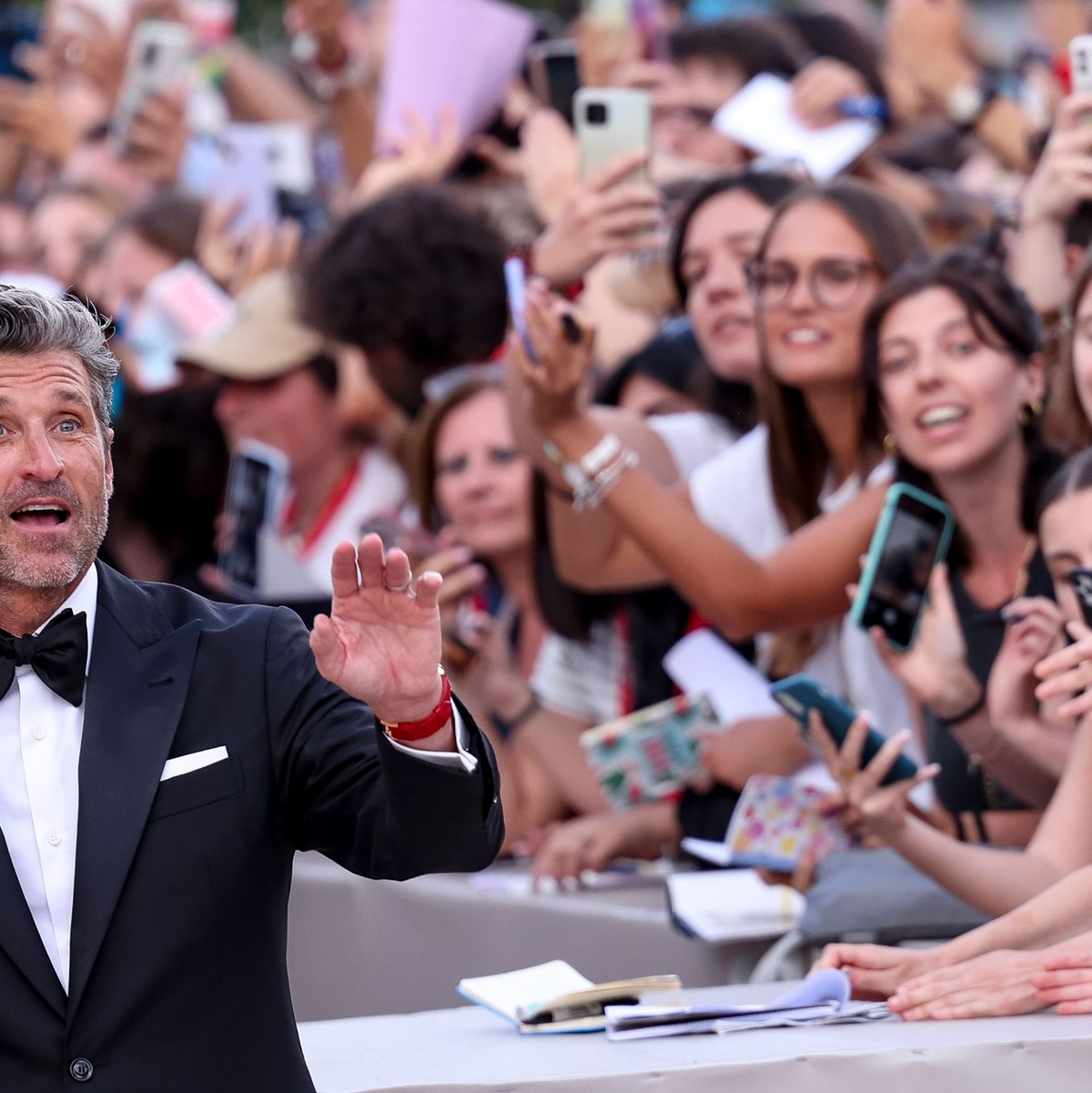 Die Handys sind gezückt: Patrick Dempsey auf dem roten Teppich. - Foto: Vianney Le Caer/Invision/AP/dpa