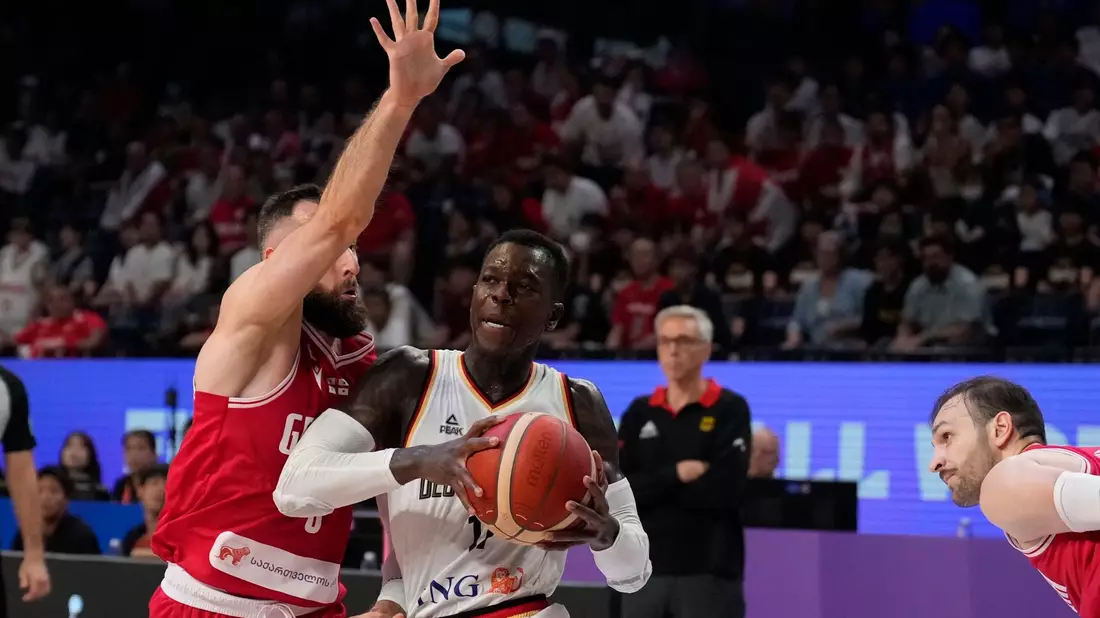 Dennis Schröder ist der Kapitän der deutschen Basketballer. - Bild: Hiro Komae/AP/dpa