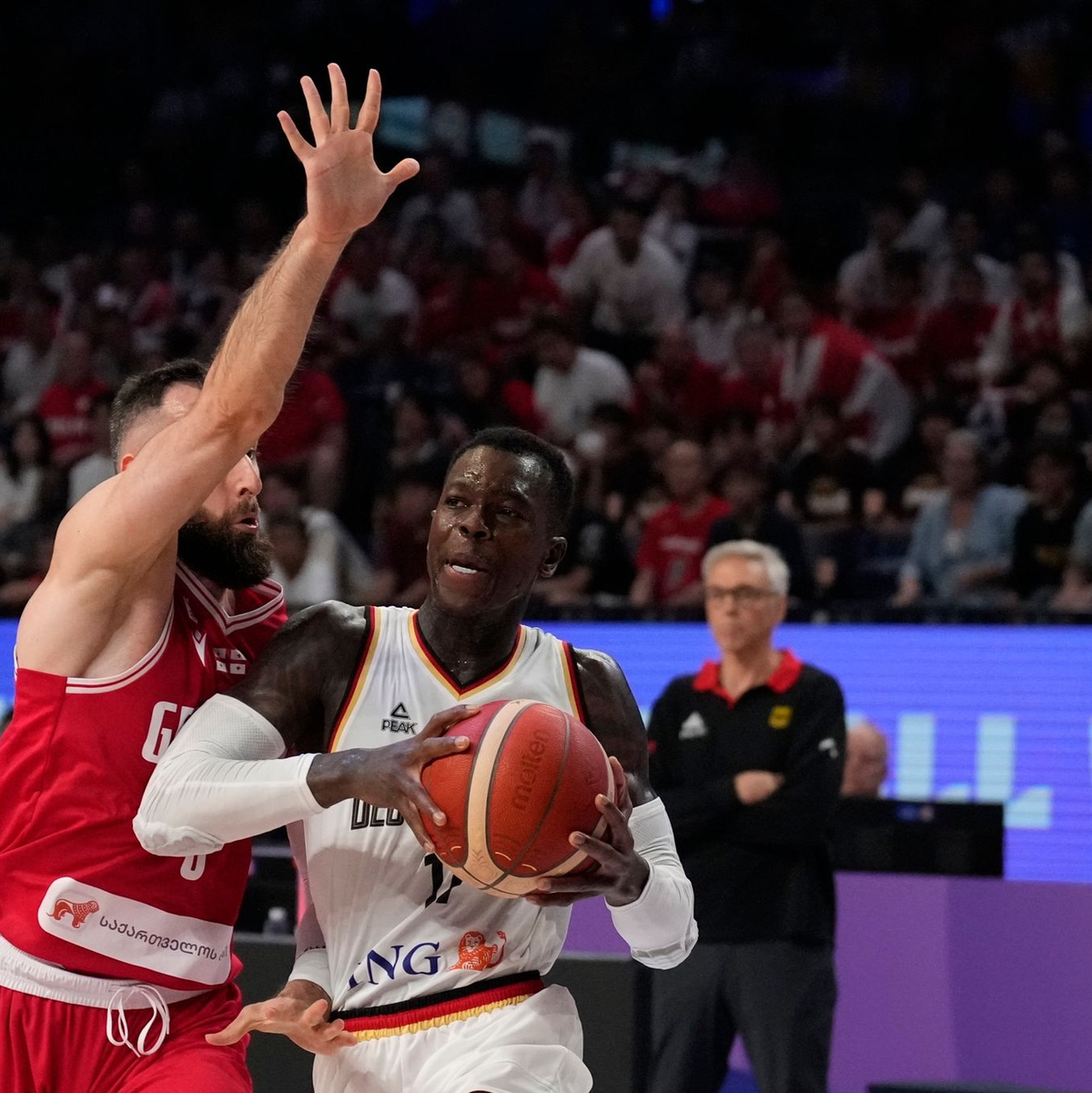 Die deutsche Mannschaft um Dennis Schröder setzte sich auch gegen Slowenien durch. - Foto: Hiro Komae/AP/dpa