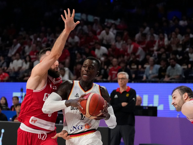 Dennis Schröder ist der Kapitän der deutschen Basketballer. - Foto: Hiro Komae/AP/dpa