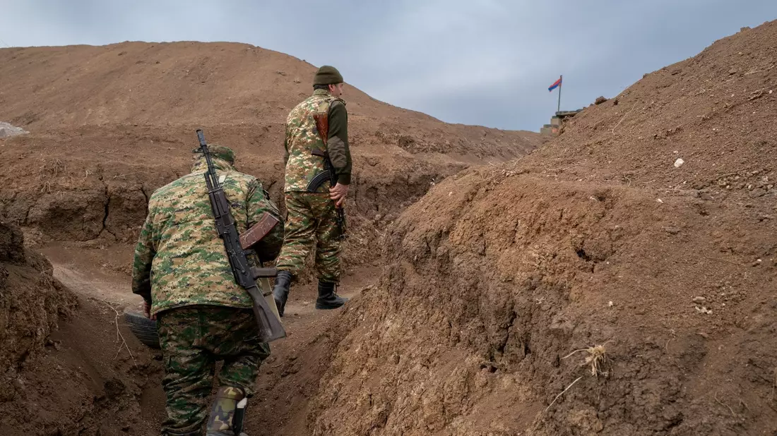 Zwei Soldaten gehen im Februar auf einem Militärposten an der Frontlinie im Latschin-Korridor entlang. Die Lage an der Grenze zu Aserbaidschan ist angespannt. - Bild: Gilles Bader/Le Pictorium Agency via ZUMA/dpa/Archiv