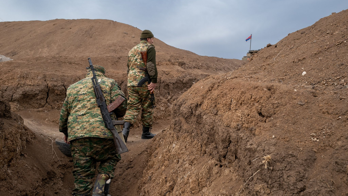 Zwei Soldaten gehen im Februar auf einem Militärposten an der Frontlinie im Latschin-Korridor entlang. Die Lage an der Grenze zu Aserbaidschan ist angespannt. - Foto: Gilles Bader/Le Pictorium Agency via ZUMA/dpa/Archiv