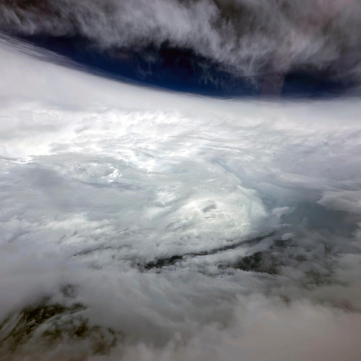 Da braut sich was zusammen: Behörden in Hongkong und Südchina warnen vor Taifun «Saola». - Foto: Uncredited/Information Services Department/AP/dpa
