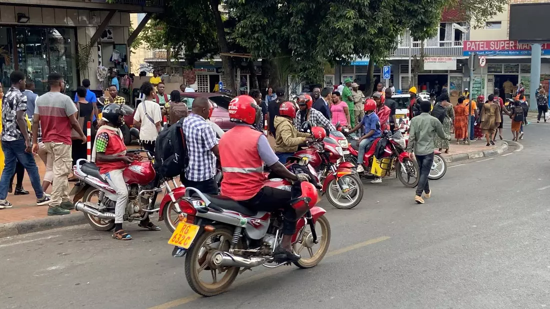 Verkehr im Stadtzentrum von Kigali. In der Hauptstadt von Ruanda gibt es geschätzt rund 30.000 Motorrad-Taxifahrer. - Bild: David Renke/dpa