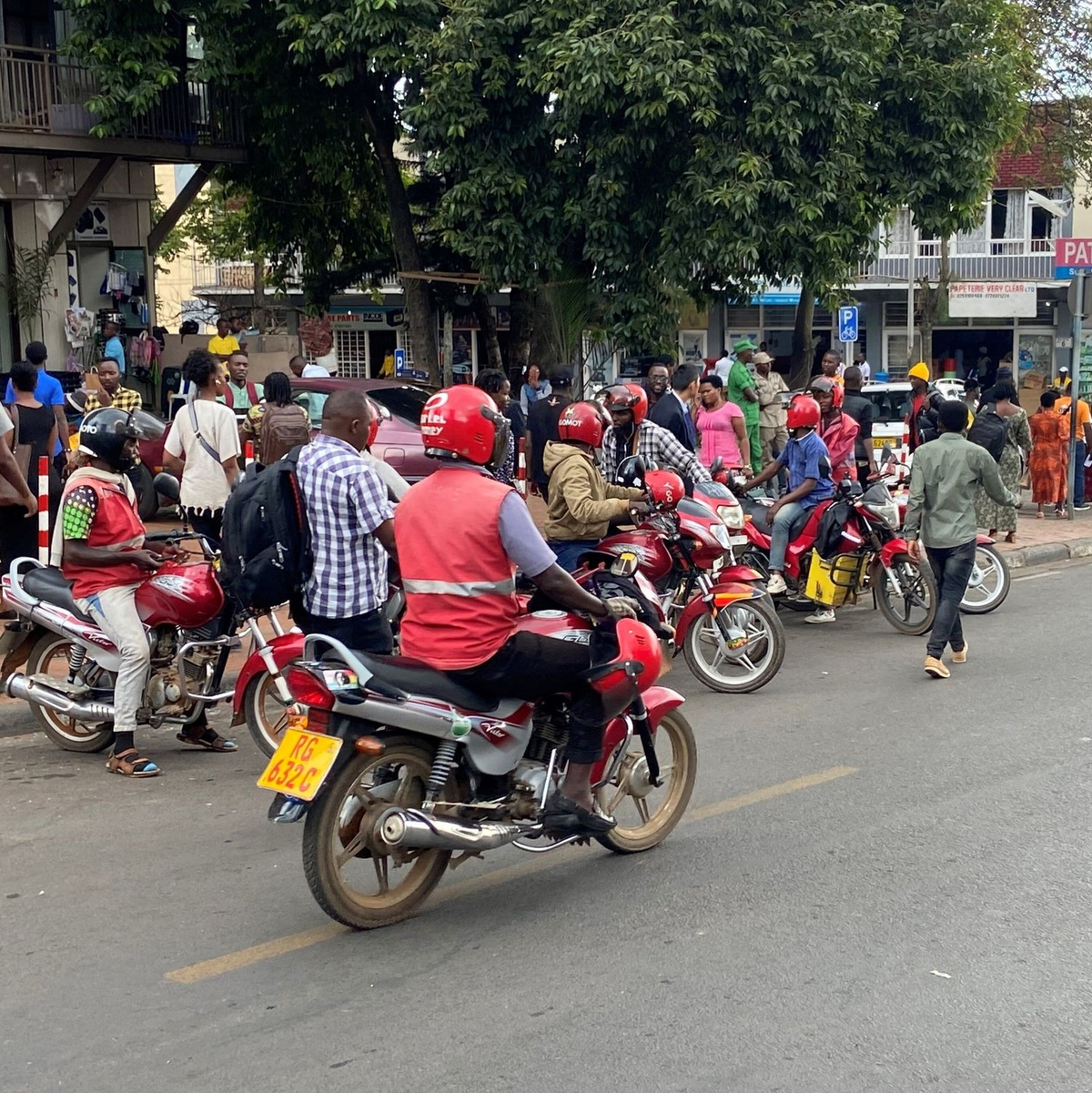 Verkehr im Stadtzentrum von Kigali. In der Hauptstadt von Ruanda gibt es geschätzt rund 30.000 Motorrad-Taxifahrer. - Foto: David Renke/dpa