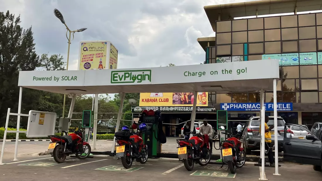 Eine E-Moto-Ladestation in Kigali. Noch sind wenige Fahrer auf Elektromobilität umgestiegen. - Bild: David Renke/dpa