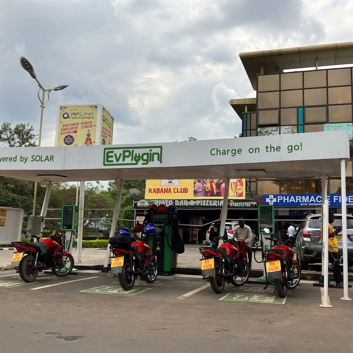 Eine E-Moto-Ladestation in Kigali. Noch sind wenige Fahrer auf Elektromobilität umgestiegen. - Foto: David Renke/dpa