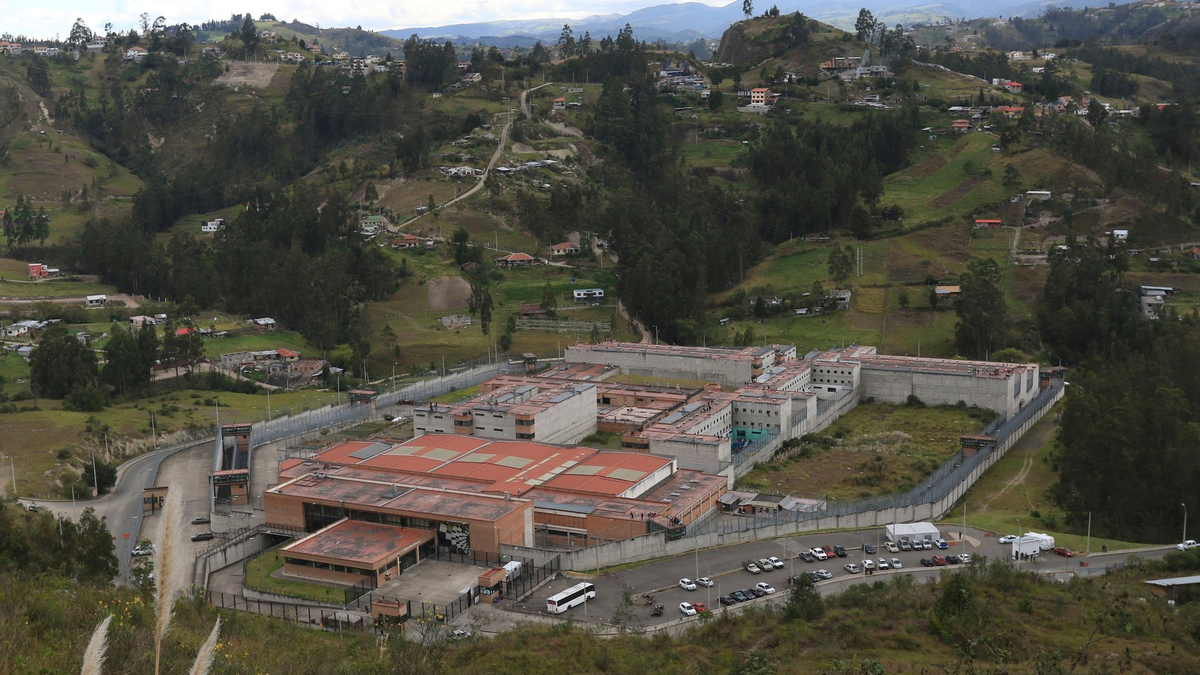 Blick auf das Turi-Gefängnis, wo Dutzende von Gefängniswärtern und Polizisten von den Insassen entführt wurden. - Foto: Xavier Caivinagua/AP/dpa