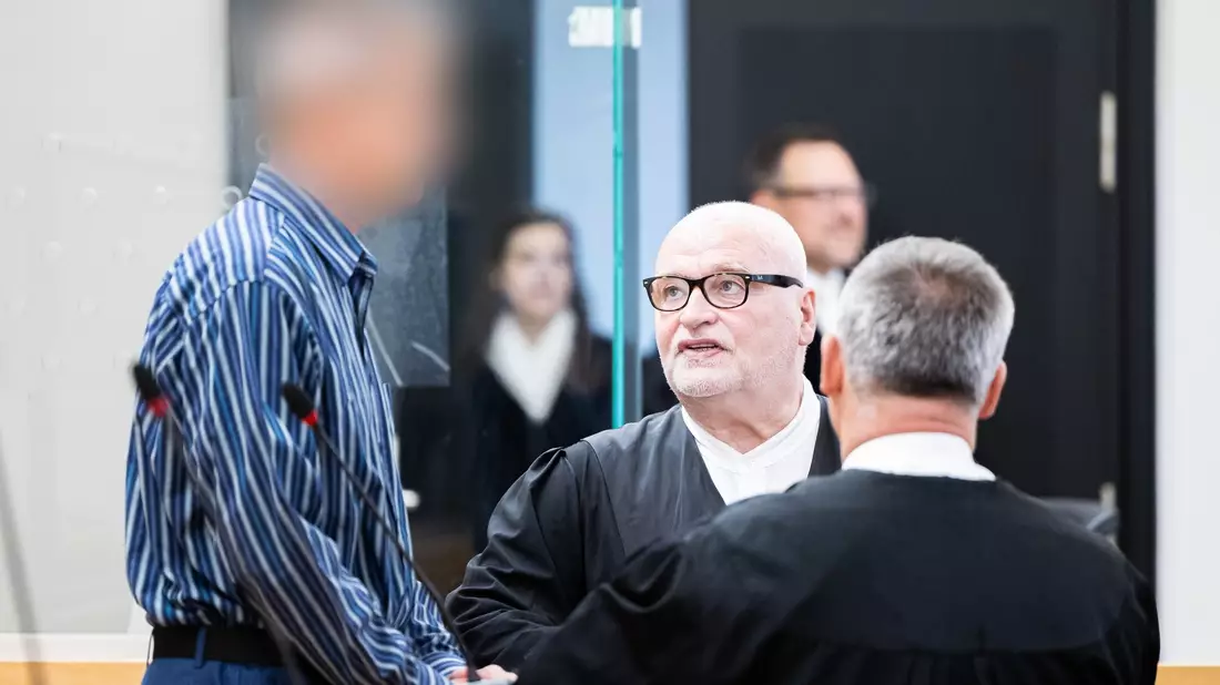 Der Angeklagte (l) vor Beginn des ersten Prozesses in einem Gerichtssaal im Landgericht Hannover. Daneben seine Anwälte Matthias Waldraff (M) und Güney Ralva. - Bild: Michael Matthey/dpa