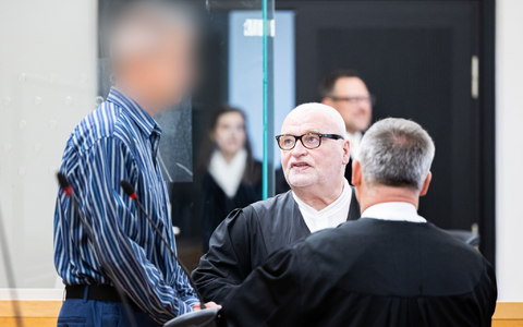 Der Angeklagte (l) vor Beginn des ersten Prozesses in einem Gerichtssaal im Landgericht Hannover. Daneben seine Anwälte Matthias Waldraff (M) und Güney Ralva. - Foto: Michael Matthey/dpa