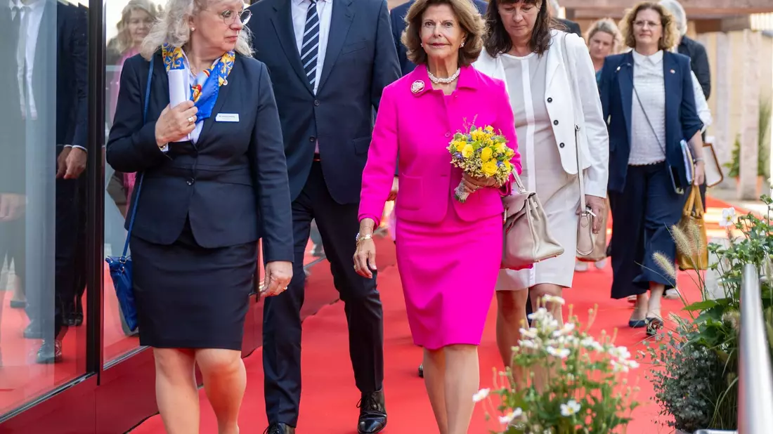 Königin Silvia von Schweden (M), Dietmar Woidke (2.v.l, SPD), Ministerpräsident von Brandenburg, und weitere Gäste kommen zur feierlichen Eröffnung des Wohnquartiers für an Demenz erkrankte Menschen. - Bild: Monika Skolimowska/dpa