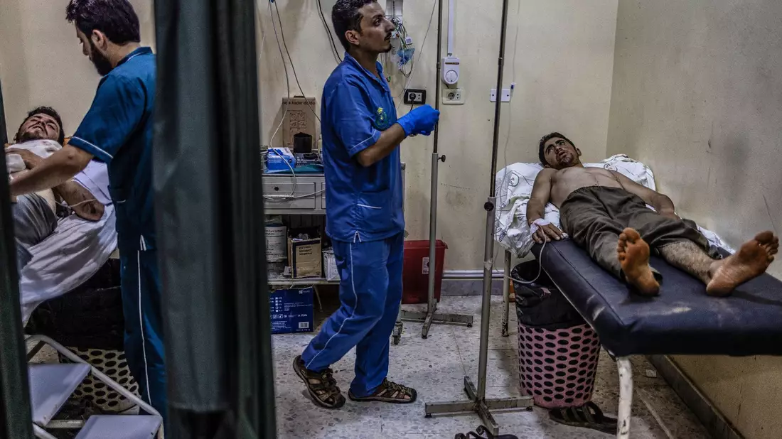 Verletzte in einem Krankenhaus im syrischen Idlib. Auch in der Dair al-Saur-Region im Osten des Landes kommt es seit Tagen zu heftig Kämpfen. - Bild: Anas Alkharboutli/dpa
