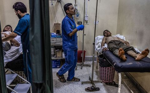 Verletzte in einem Krankenhaus im syrischen Idlib. Auch in der Dair al-Saur-Region im Osten des Landes kommt es seit Tagen zu heftig Kämpfen. - Foto: Anas Alkharboutli/dpa