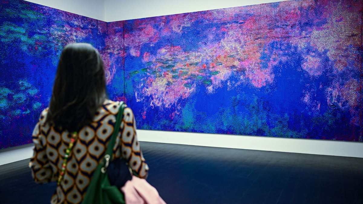Die wandfüllenden Werke stellen etwa  Claude Monets Wasserlilien (Beginn 20. Jahrhundert) nach. - Foto: Britta Pedersen/dpa