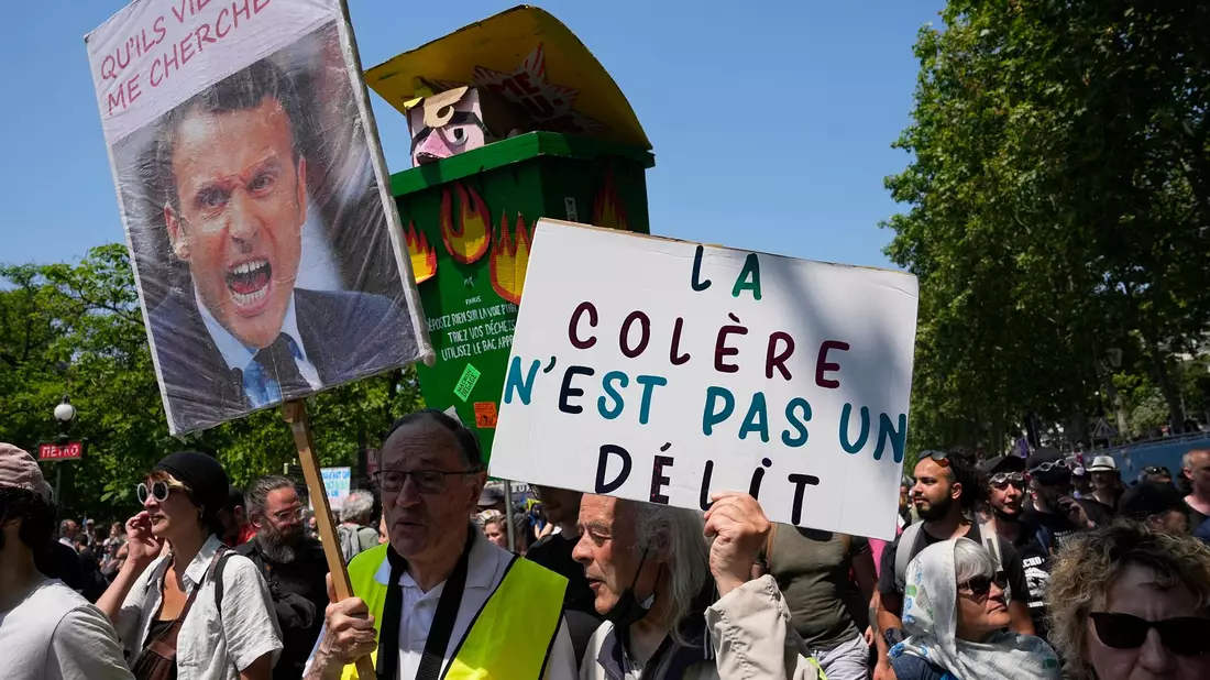 In Frankreich tritt die umstrittene Rentenreform von Präsident Macron nach monatelangen teils gewaltsamen Protesten an diesem Freitag nahezu geräuschlos in Kraft. - Bild: Michel Euler/AP/dpa