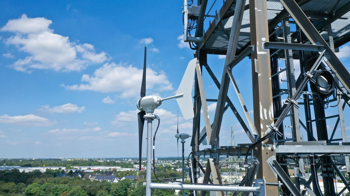 An einem Mobilfunkmast in Troisdorf ist eine Mikrowindturbine befestigt. - Foto: Lukas Loss/Vodafone/dpa
