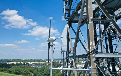 An einem Mobilfunkmast in Troisdorf ist eine Mikrowindturbine befestigt. - Foto: Lukas Loss/Vodafone/dpa